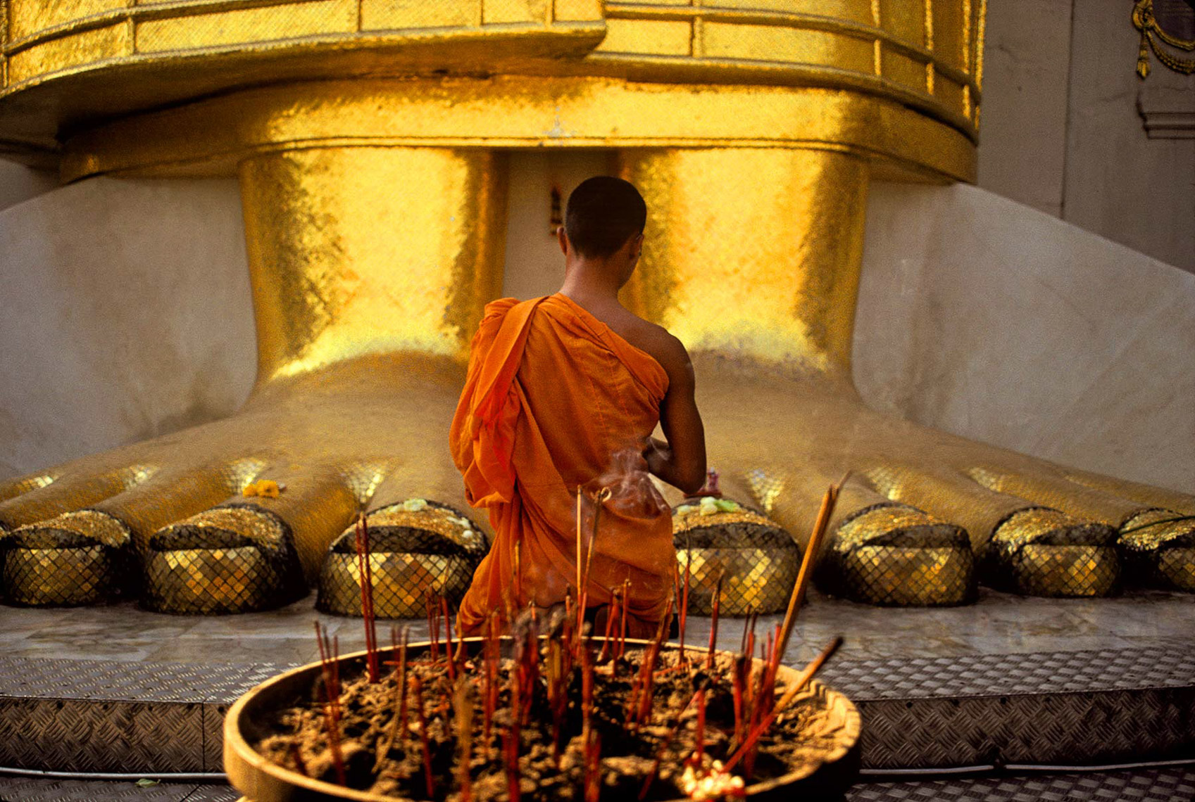043-Monk-feet-of-Buddha