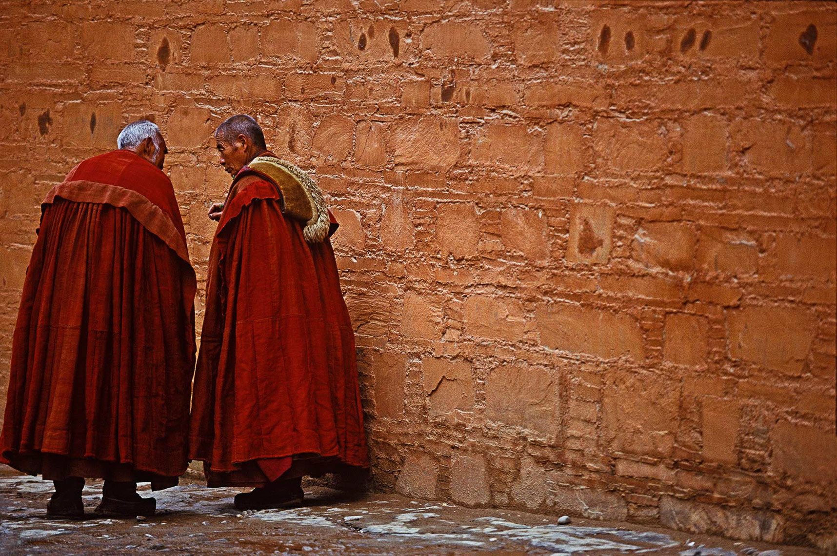 09-Elderly-monks-wallChina